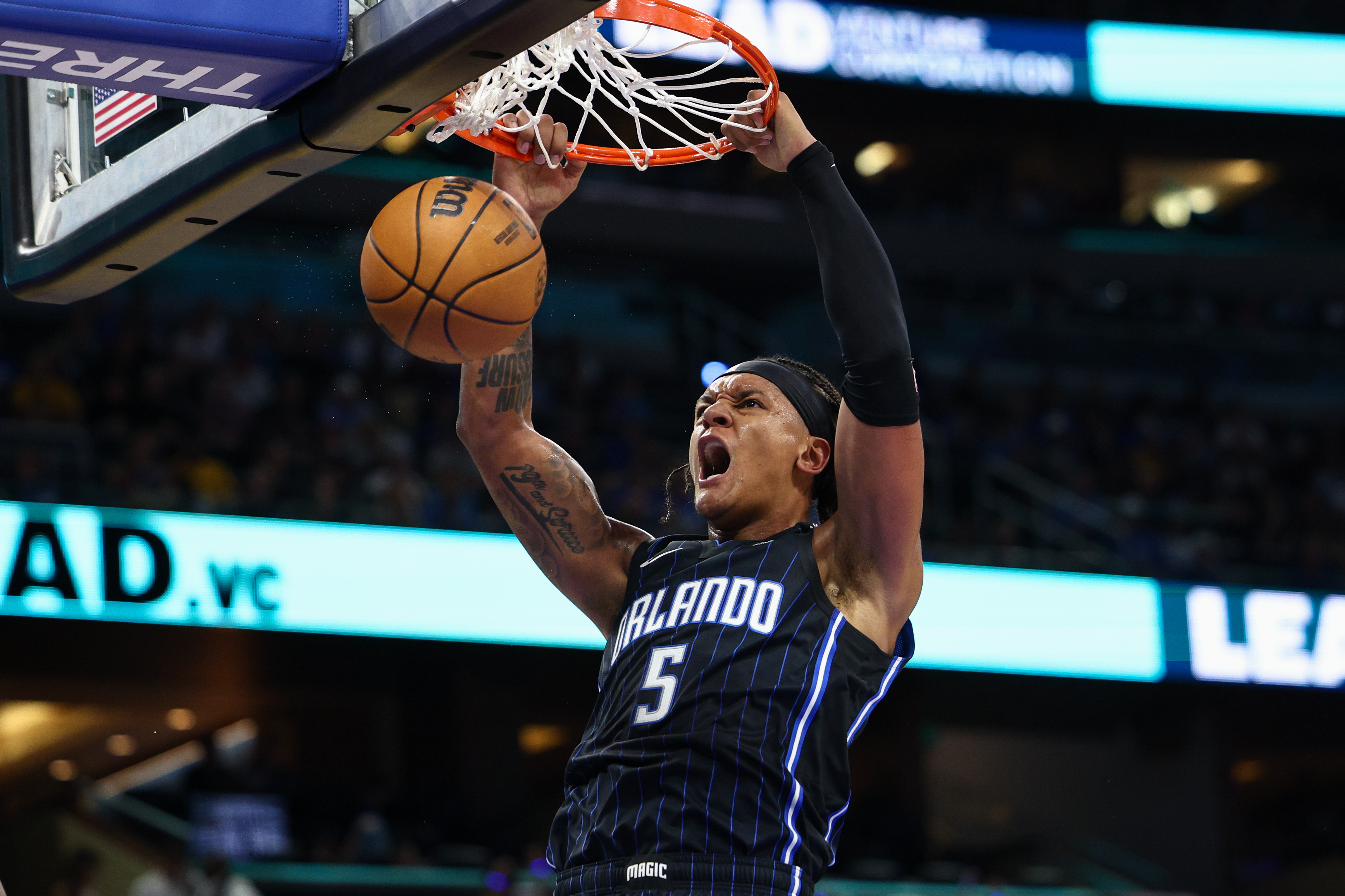 芒果官方入口 -印第安纳步行者训练开放日,赛前再遭质疑引欢呼,NBA常规赛在即,更衣室氛围转暖的简单介绍